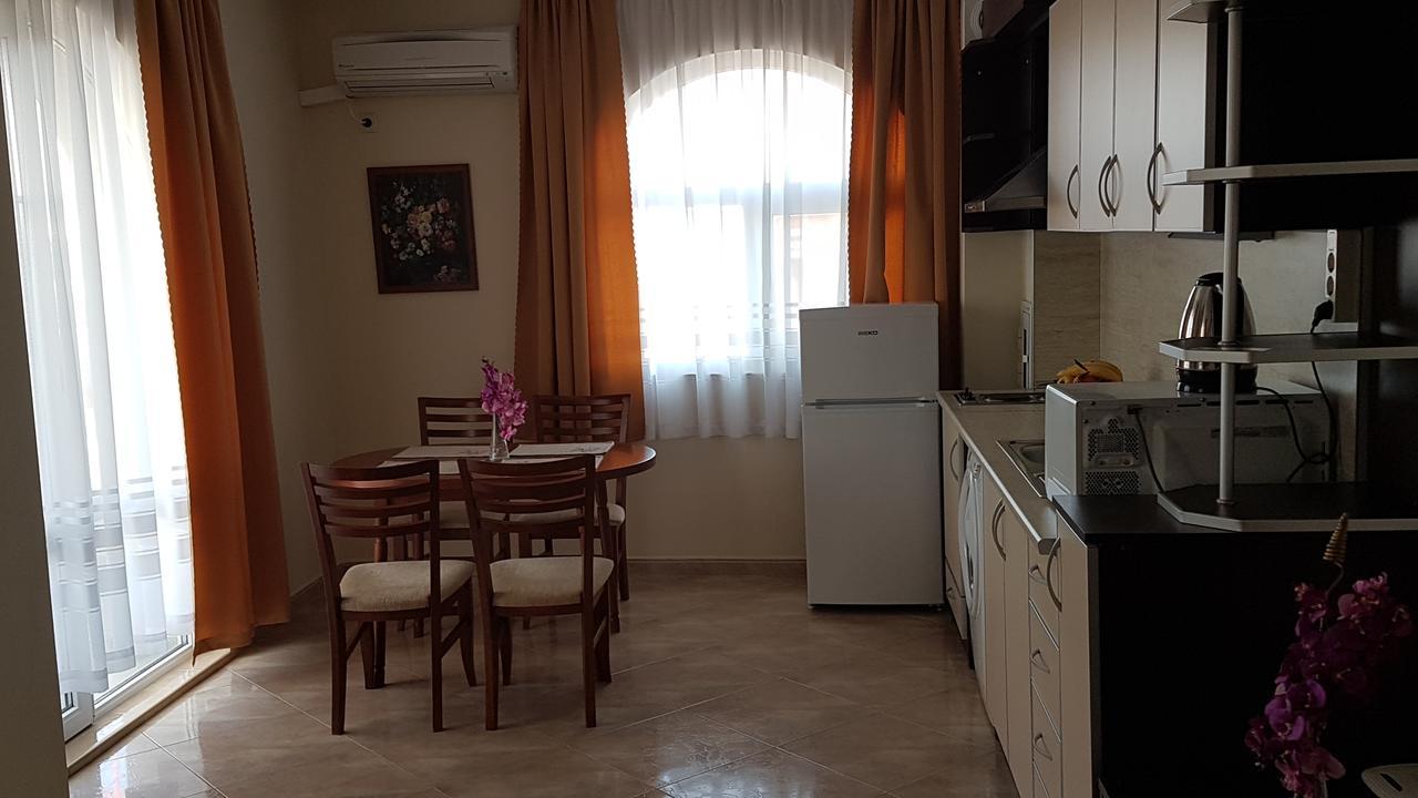 Tashevi Apartments Pomorie Bagian luar foto